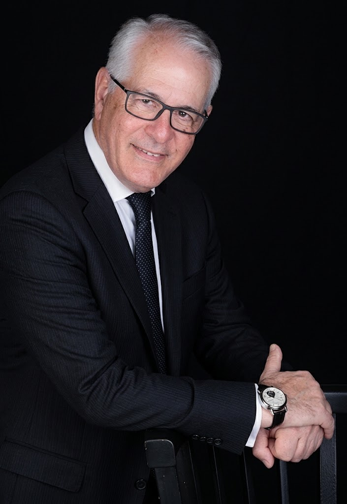 Portrait of Paulo Gomes, writer and founder of Excalibur Editora.